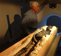 Вчені сканують мумію Тутанхамона