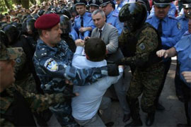 Свободівцям, які побилися з міліціонерами через окупаційну символіку, присудили адмінарешт