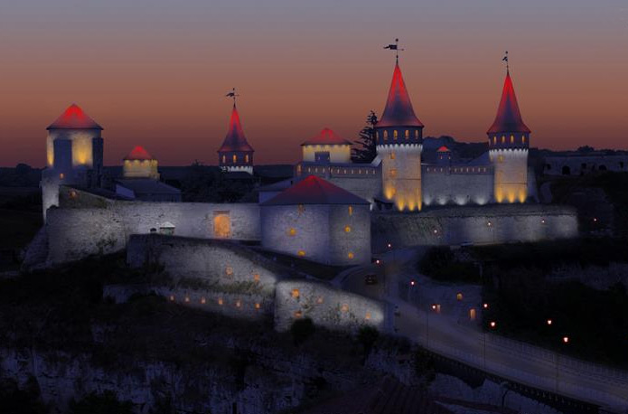 Кам’янецька фортеця засяє червоними маківками