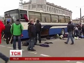 У Борисполі активісти розтрощили і завернули шість автобусів з кримськими силовиками 