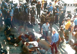 Кривавий “протест”. У силовикаів під парламентом кинули бойову гранату