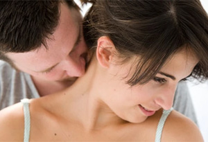 Вчені підтвердили, що жінки «винюхують» коханих мужчин