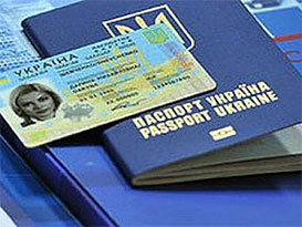 Українці масово отримують закордонні паспорти