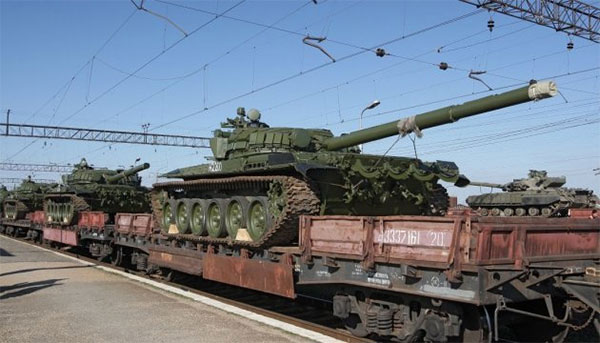 Російське воєнне командування перекидає на Донбас танки і САУ