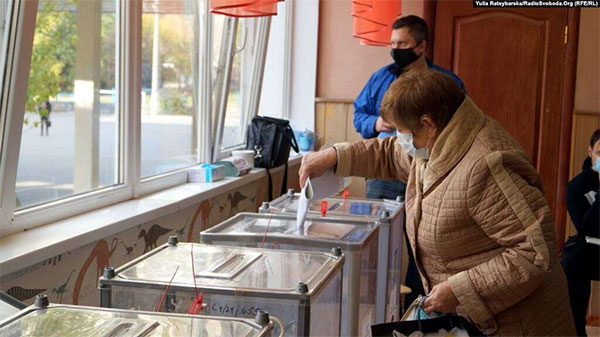 Посли “Великої сімки” на місцевих виборах в Україні побачили “демократію в дії”