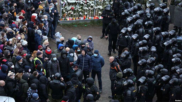 За даними правозахисників, більшість затримань відбувалися в Мінську, де силовики у чорному застосували сльозогінний газ і світлошумові гранати, щоб розігнати тисячі демонстрантів