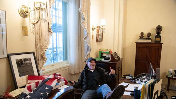 Річарда Барнетта, який поширив відео свого перебування в кабінеті спікерки Палати представників США, заарештовано