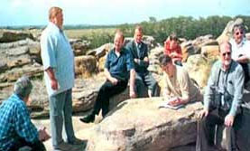 Юрій Шилов розповідає Віктору Ющенку про Кам`яну могилу. Літо 2004 р.