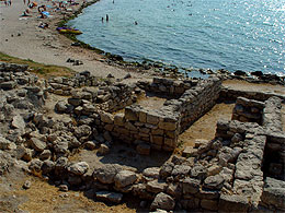 Республіканський історико-археологічний заповідник «Калос Лімен» знаходиться в безпосередній близькості від міського пляжу (фото В.Колосюк)
