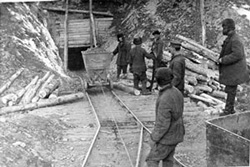 Раби у більшовицькому концтаборі видобувають руду(фото з ахівів НКВС)