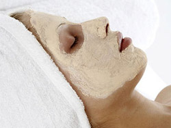 Лікувальна маска для обличчя з білої глини