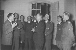 Рідксне фото: Гітлер зустрічає Ріббентропа після підписання Пакту у Москві