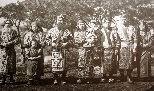 Айни в традиційному одязі. Фото 1904 року.