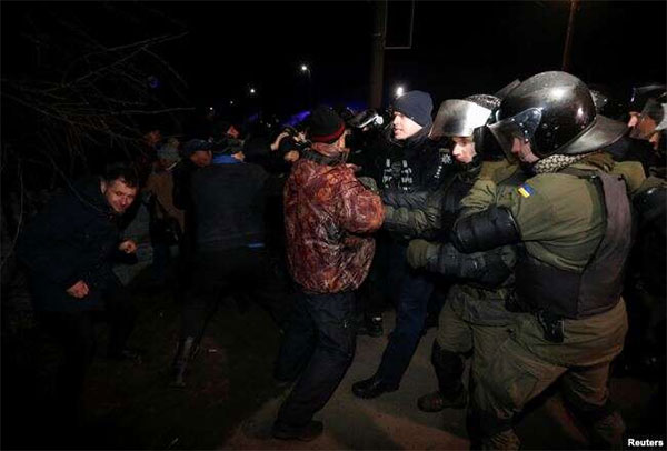 На шпальтах світових медіа - хаос, паніка і протести у Нових Санжарах через евакуйованих із Китаю