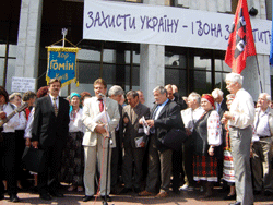 Перед мікрофоном - Анатолій Погрібний, ліворуч від нього - Кирило Стеценко