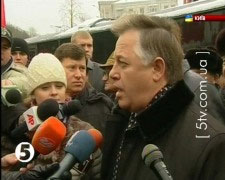 Комуністи під наглядом міліції ходять по Києву, а їм під ноги кидають шашки 