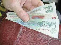 Азаров на день дурня обіцяє підвищення зарплат і пенсій. Символічно й ємко