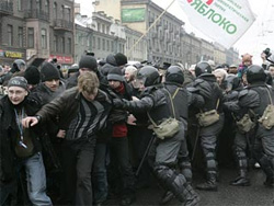 У Петербурзі відбулася масова акція протесту. Проти протестувальників кинули ОМОН У Петербурзі відбулася масова акція протесту. Проти протестувальників кинули ОМОН