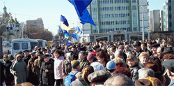 Центральна площа Рівного. Ровенчани чекали прем'єра...