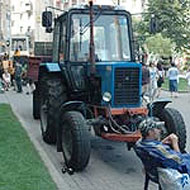 На цьому місці, на Майдані, ще із совітських часів можна було придбати українську літературу, прапори, плакати, записи українських співаків, символіку, яка тепер є державною