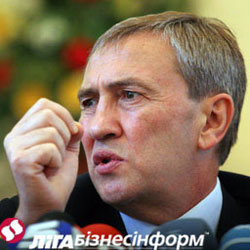 Космічні клерки розпускають руки і погрожують журналістам. На очах хазяїна
