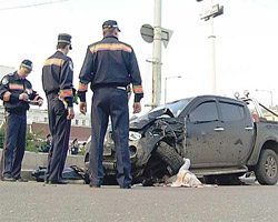 Полювання на маленьких українців продовжується: джип врізався в трамвайну зупинку. 6 чоловік загинуло