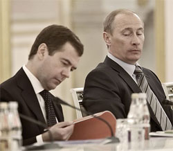 Двоє: Путін і Медвєдєв нагадали Заходу одного хворого Генсека Брежнєва Двоє: Путін і Медвєдєв нагадали Заходу одного хворого Генсека Брежнєва
