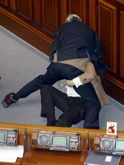 У владі сьогодні холодна війна за президентський стілець У владі сьогодні холодна війна за президентський стілець