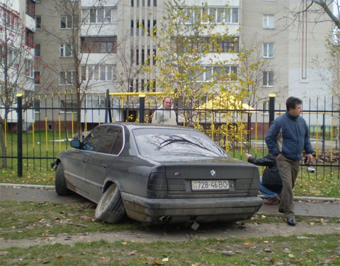 Металева загорожа врятувала дитячий майданчик