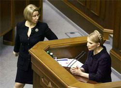 Янукович знову сховався від страшної Тимошенко під спідницю нардепа 