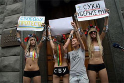 Я - не я, і хата - не моя. СБУ стверджує, що дівчат з Femen допитували привиди