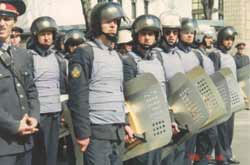 Народ і обранці. Протестувальників не пропускають  до парламенту: там стоїть масовка від влади