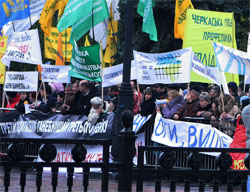 В Україні тривають протести підприємців проти твору уряду Азарова В Україні тривають протести підприємців проти твору уряду Азарова