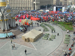 Фотофакт. Наметове містечко на Майдані встановлене ПР, СПУ і КПУ станом на 25.04.07 р. Фотофакт. Наметове містечко на Майдані встановлене ПР, СПУ і КПУ станом на 25.04.07 р.