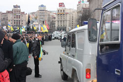 Майдан 22.11.10 р. Після наполегливих прохань організаторів акції, учасники потіснилися і звільнили проїзд по вул. Іститутській, який після того був заблокований транспортом МВС Майдан 22.11.10 р. Після наполегливих прохань організаторів акції, учасники потіснилися і звільнили проїзд по вул. Іститутській, який після того був заблокований транспортом МВС