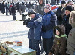Молодь із задоволенням розстрілювала зображення радянського офіцера Молодь із задоволенням розстрілювала зображення радянського офіцера