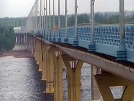 “Танцюючий” міст через Волгу відкрили для руху легкових автомобілів