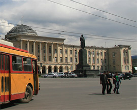 Питання перенесення пам’ятника Сталіну з центра міста раніше неодноразово піднімалося політиками Питання перенесення пам’ятника Сталіну з центра міста раніше неодноразово піднімалося політиками