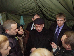 Азаров зайшов до намету та близько 40 хвилин говорив із підприємцями Азаров зайшов до намету та близько 40 хвилин говорив із підприємцями
