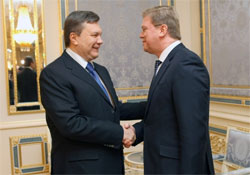 ЄС пригрожує заморозити відносини з Україною