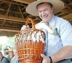 У Донецьку влаштували показуху для гаранта У Донецьку влаштували показуху для гаранта