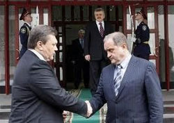 У відомстві Могильова “терміново визнали”, що гаранта про зброю інформували вони У відомстві Могильова “терміново визнали”, що гаранта про зброю інформували вони