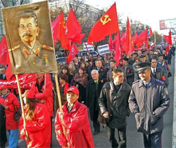 Комуністи наплювали на суд - їх охороняє міліція Комуністи наплювали на суд - їх охороняє міліція