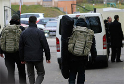 Влада сильна, як ніколи. Азаров провідав дитячу лікарню зі снайперами Влада сильна, як ніколи. Азаров провідав дитячу лікарню зі снайперами