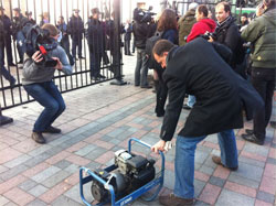 Опозиційні нардепи зносять паркан на площі Конституції Опозиційні нардепи зносять паркан на площі Конституції