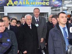 Азаров побачив у Львові те, що не побачить львівянин - дешеві овочі Азаров побачив у Львові те, що не побачить львівянин - дешеві овочі