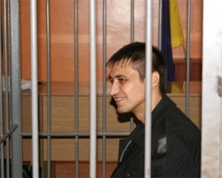 Роман Ландик напав на тележурналістів Роман Ландик напав на тележурналістів
