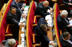 За помахом руки Чечетова нардепи скасували пільги собі й ще 34 категоріям пільговиків За помахом руки Чечетова нардепи скасували пільги собі й ще 34 категоріям пільговиків