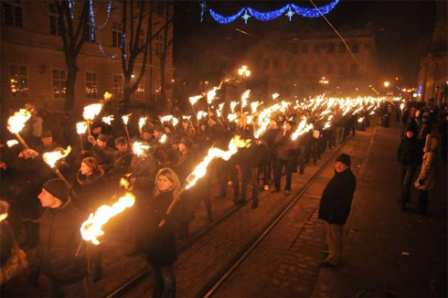 29 січня. Смолоскипна ході на вшанування героїв Крут іде центром Львова