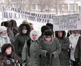 У Донецьку голодні шахтарські дружини з вірою в “доброго царя” штурмували облдержадміністрацію